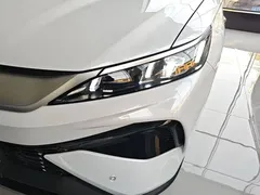 2025 BYD Song Pro 2nd Gen Smart Driving DM-i PHEV 75km Leading, белый — фото 24