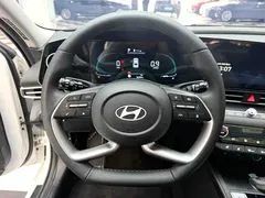 2023 Hyundai Elantra 1.5L CVT LUX Premium, белый — фото 4