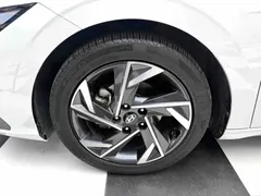 2023 Hyundai Elantra 1.5L CVT LUX Premium, белый — фото 13