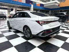 2023 Hyundai Elantra 1.5L CVT LUX Premium, белый — фото 17