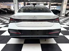 2023 Hyundai Elantra 1.5L CVT LUX Premium, белый — фото 18