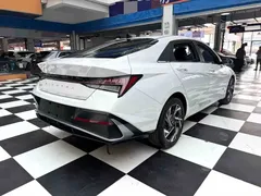 2023 Hyundai Elantra 1.5L CVT LUX Premium, белый — фото 19