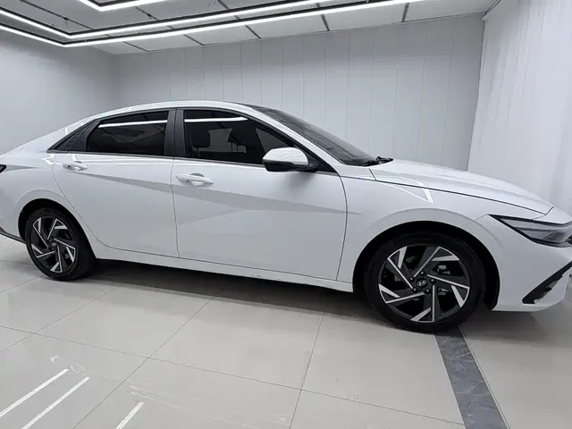 2023 Hyundai Elantra 1.5L CVT LUX Premium