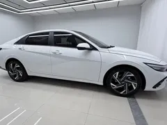 2023 Hyundai Elantra 1.5L CVT LUX Premium, белый — фото 6
