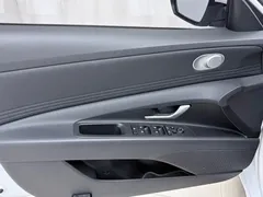 2023 Hyundai Elantra 1.5L CVT LUX Premium, белый — фото 8