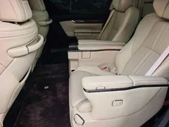 2023 Toyota Alphard 2.5L Hybrid Premium Gold, чёрный — фото 7