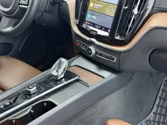 2023 Volvo XC60 4WD Luxury, белый — фото 7