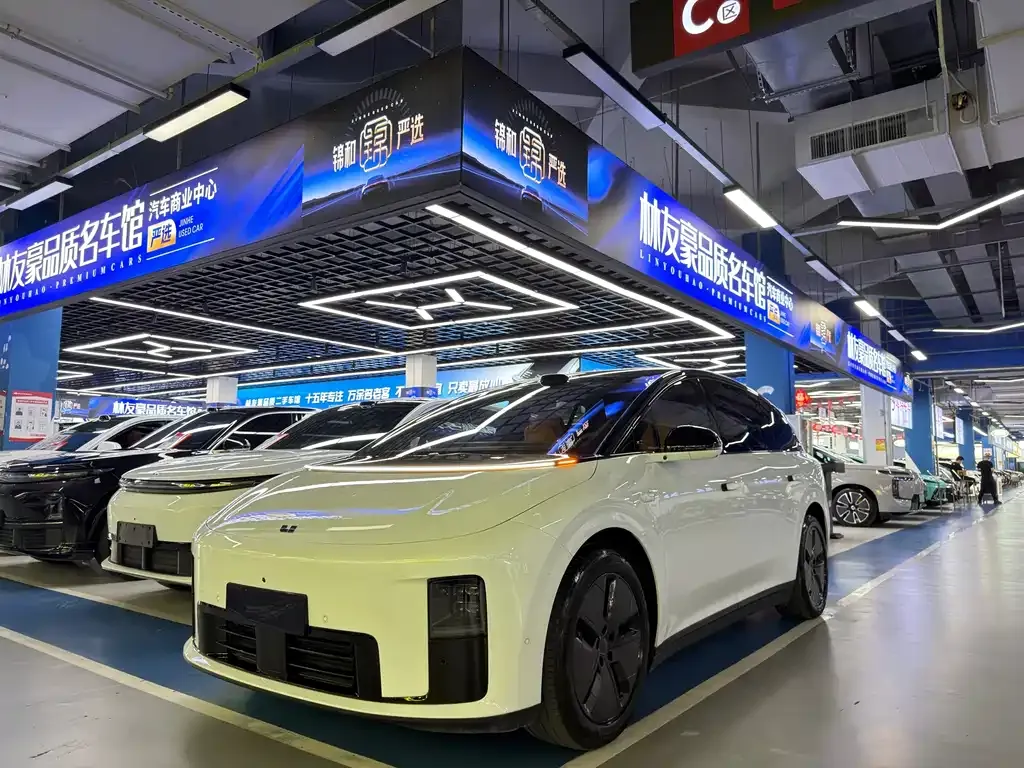 2025 Li Auto i8 Standard