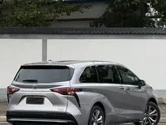 2023 Toyota Sienna 2.5L Hybrid Premium — фото 2