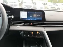 2021 Hyundai Elantra 1.5L CVT LUX Premium, белый — фото 13