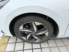 2021 Hyundai Elantra 1.5L CVT LUX Premium, белый — фото 23