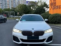 2021 BMW 5 Series 530Li Premium Luxury Package, белый — фото 1