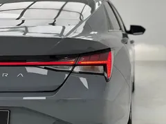 2022 Hyundai Elantra 1.5L CVT LUX Premium — фото 19