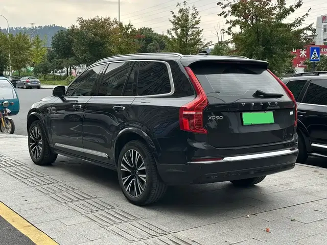 2023 Volvo XC90 T8 Recharge PHEV Premium Luxury 7-seat