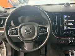 2021 Volvo XC60 T8 PHEV Luxury, белый — фото 10