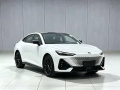 2022 Changan UNI-V 1.5T Premium, белый — фото 3