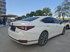 2021 Lexus ES 200 Luxury, белый — фото 2