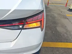2022 Hyundai Elantra 1.5L CVT LUX Premium, белый — фото 8
