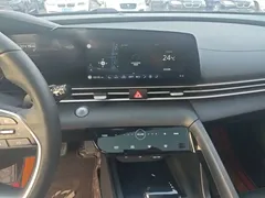 2022 Hyundai Elantra 1.5L CVT LUX Premium, белый — фото 13