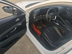 2022 Hyundai Elantra 1.5L CVT LUX Premium, белый — фото 16