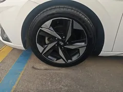 2022 Hyundai Elantra 1.5L CVT LUX Premium, белый — фото 23