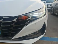 2022 Hyundai Elantra 1.5L CVT LUX Premium, белый — фото 24