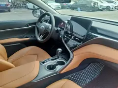 2021 Toyota Camry 2.5G Luxury — фото 10