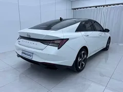 2022 Hyundai Elantra 1.5L CVT LUX Premium, белый — фото 4