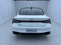 2022 Hyundai Elantra 1.5L CVT LUX Premium, белый — фото 5