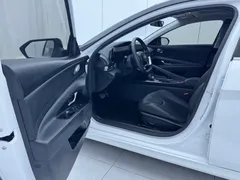 2022 Hyundai Elantra 1.5L CVT LUX Premium, белый — фото 7