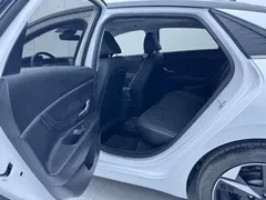 2022 Hyundai Elantra 1.5L CVT LUX Premium, белый — фото 12