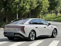 2025 Hongqi EH7 640 4WD — фото 7