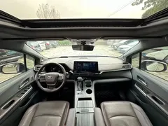 2021 Toyota Sienna 2.5L Hybrid Platinum, белый — фото 4