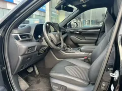2023 Toyota Crown Kluger 2.5L HEV 4WD Premium, чёрный — фото 4