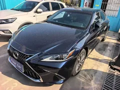 2022 Lexus ES 300h Excellence, чёрный — фото 1