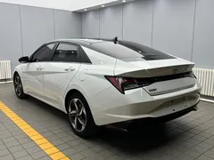 2022 Hyundai Elantra 1.5L CVT LUX Premium, белый — фото 4