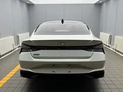 2022 Hyundai Elantra 1.5L CVT LUX Premium, белый — фото 5