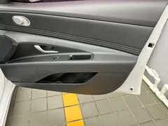 2022 Hyundai Elantra 1.5L CVT LUX Premium, белый — фото 16