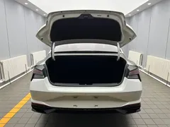 2022 Hyundai Elantra 1.5L CVT LUX Premium, белый — фото 19
