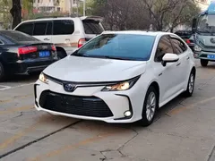 2021 Toyota Corolla Hybrid 1.8L E-CVT Pioneer, белый — фото 2