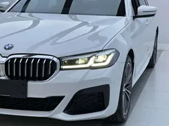 2021 BMW 5 Series 530Li xDrive Luxury Package, белый — фото 3