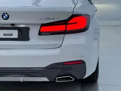 2021 BMW 5 Series 530Li xDrive Luxury Package, белый — фото 5