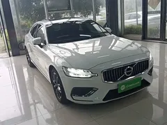 2022 Volvo S60 B4 Luxury, белый — фото 4