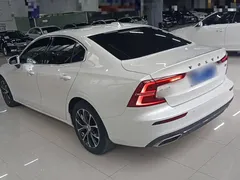 2022 Volvo S60 B4 Luxury, белый — фото 5