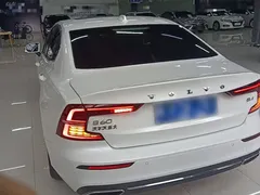 2022 Volvo S60 B4 Luxury, белый — фото 6