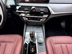 2022 BMW 5 Series 530Li Leading M Sport Package, чёрный — фото 11