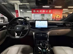 2024 BYD Qin PLUS Honor DM-i PHEV 55km Leading, белый — фото 7
