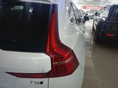 2021 Volvo XC60 4WD Luxury, белый — фото 8