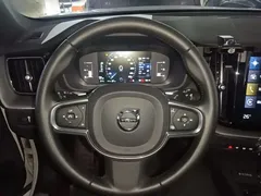 2021 Volvo XC60 4WD Luxury, белый — фото 11
