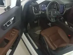 2021 Volvo XC60 4WD Luxury, белый — фото 16